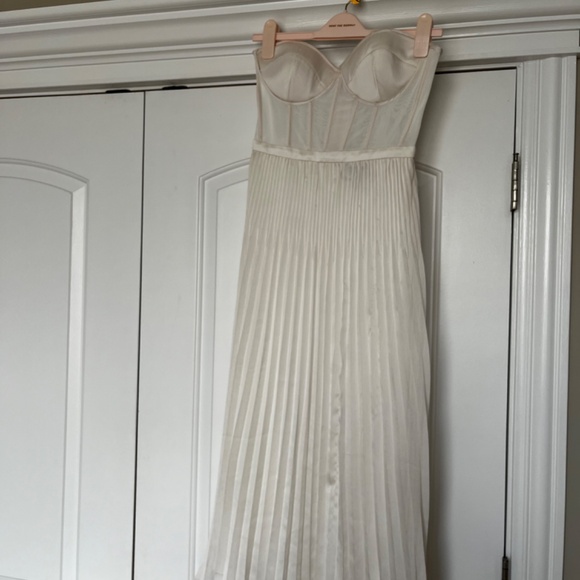 NWOT BCBG Maxazria Accordion Pleat Ivory Midi Cocktail Dress - Picture 3 of 4